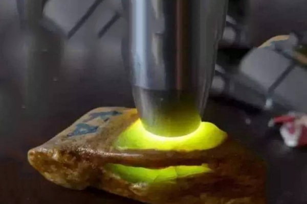 a貨翡翠在手電光下圖，如何正確使用強光手電鑒定翡翠？