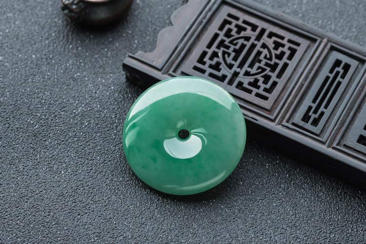 翡翠冰糯種和翡翠冰種就一字之差，為何價格會相差那么多？（4）
