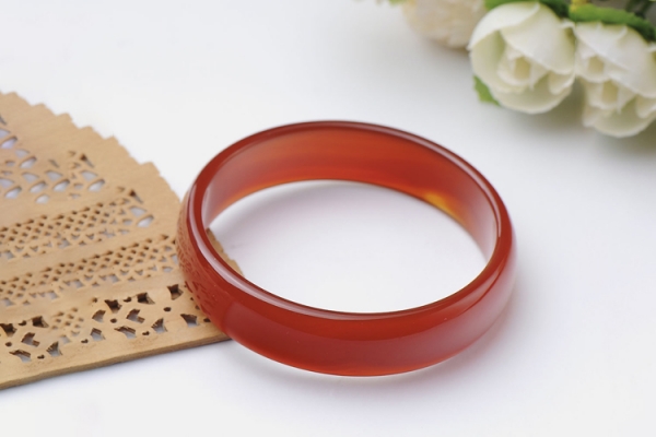 紅瑪瑙價(jià)格多少錢一克，教你如何看紅瑪瑙的價(jià)格