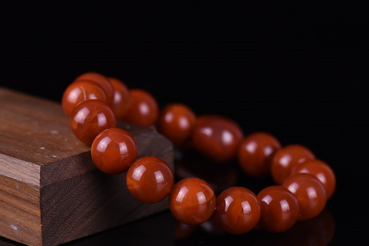 南紅火焰紋市場(chǎng)價(jià)值大嗎？南紅火焰紋值不值得購買？（7）