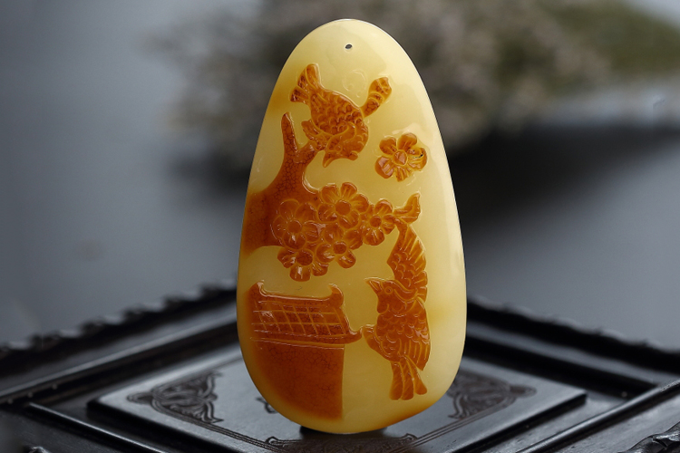 蜜蠟真?zhèn)稳绾慰?教你根據(jù)蜜蠟的特點(diǎn)來(lái)看蜜蠟真?zhèn)危?）
