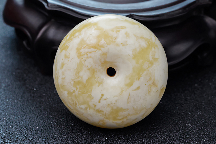 蜜蠟真?zhèn)稳绾慰?教你根據(jù)蜜蠟的特點(diǎn)來(lái)看蜜蠟真?zhèn)危?）