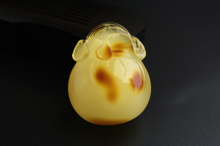 蜜蠟真?zhèn)稳绾慰?教你根據(jù)蜜蠟的特點(diǎn)來(lái)看蜜蠟真?zhèn)危?）