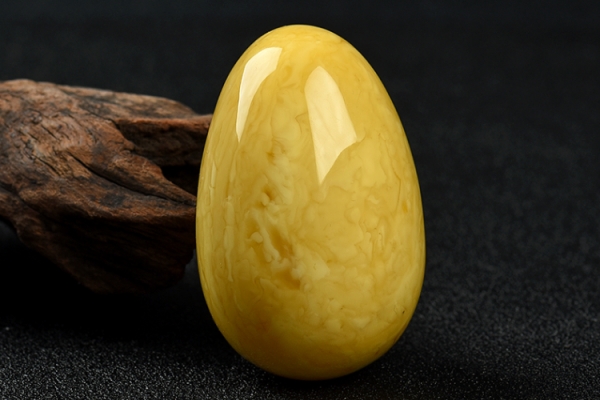 如何鑒別蜜蠟真假？原來假蜜蠟有這些特征