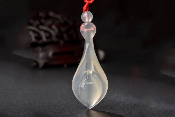 女生佩戴玉髓的禁忌有哪些？佩戴玉髓又有什么好處？