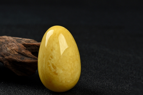 蜜蠟的識(shí)別技巧？如何快速區(qū)分蜜蠟和其仿制品？