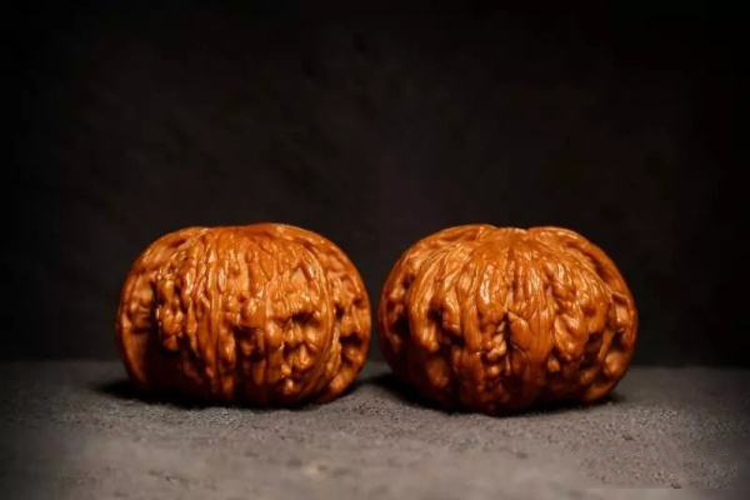 怎樣把玩核桃才能上色？文玩核桃盤玩方法（2）