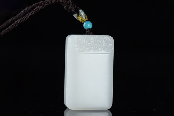 和田玉牌價(jià)格是多少？為什么市場中的和田玉牌價(jià)格會(huì)相差那么多？