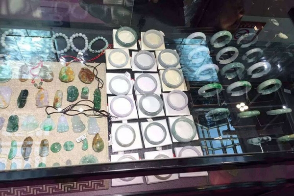 翡翠手鐲批發(fā)哪里便宜？翡翠手鐲批發(fā)怎么拿貨？