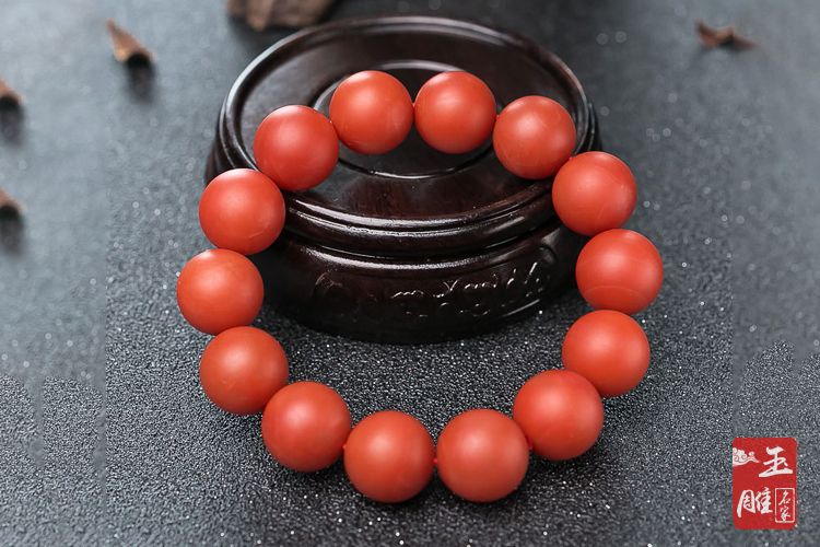 真南紅在強(qiáng)光下的圖片-玉雕名家