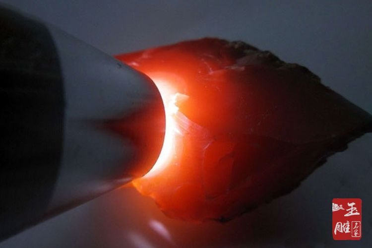 真南紅在強(qiáng)光下的圖片特點(diǎn)-玉雕名家