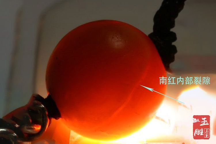 真南紅在強(qiáng)光下的圖片特征-玉雕名家