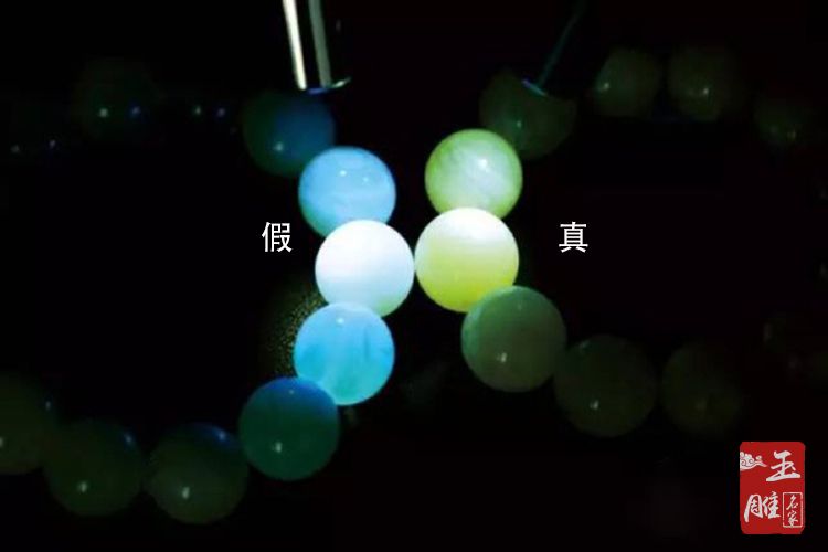 燈光下蜜蠟真假對照圖的特點-玉雕名家