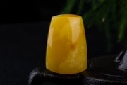 燈光下蜜蠟真假對(duì)照?qǐng)D講解，教你怎么看蜜蠟的真假